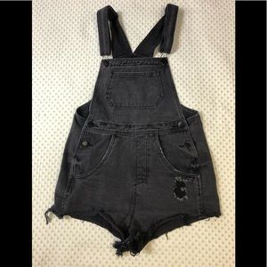 COTTON ON - BLACK DISTRESSED SHORT OVERALLS SIZE 4